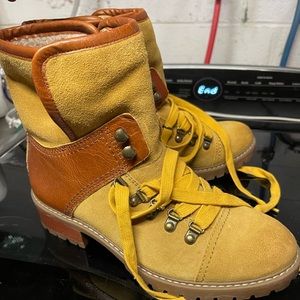 Frye size 8, lace up boot